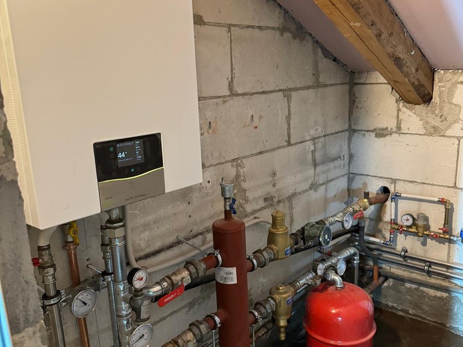 Caldaia a condensazione installata con collettori e vaso di espansione