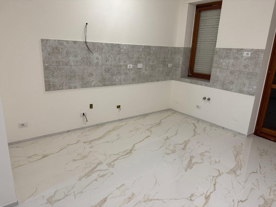 Lavori completi in un appartamento, pavimento in gres effetto marmo