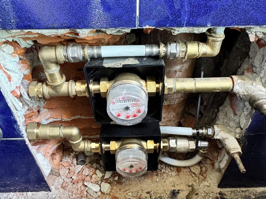 Riparazione idraulica, attacchi dei contatori dell'acqua rifatti